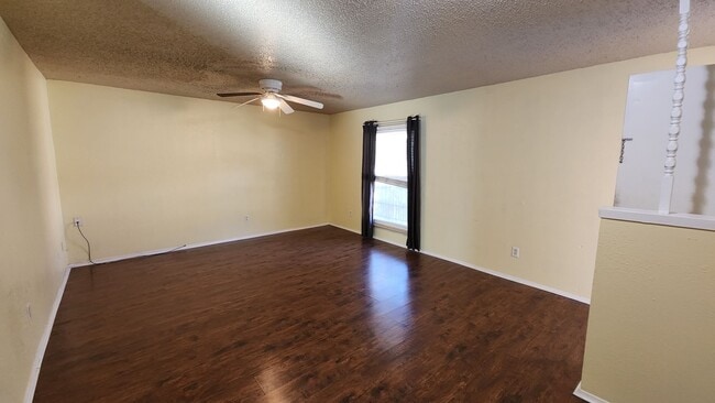 Building Photo - 208 N Vandeveer St