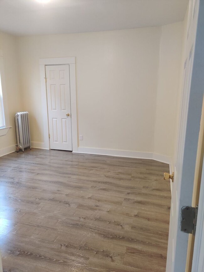 Building Photo - 256 White St