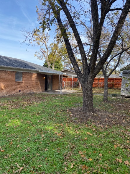 Building Photo - 137 Hardy Ave