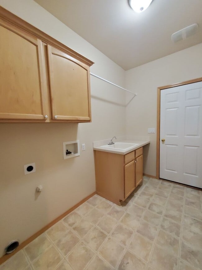 Building Photo - 1506 Desert Springs Ave