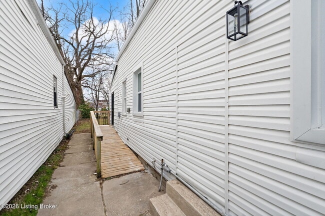 Building Photo - 2222 Duncan St