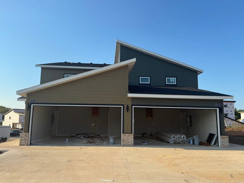 Primary Photo - 1708 SW Poigai Wy