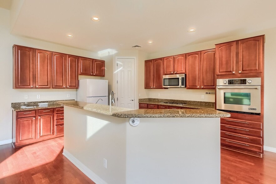 Building Photo - 9007 S 10th Dr