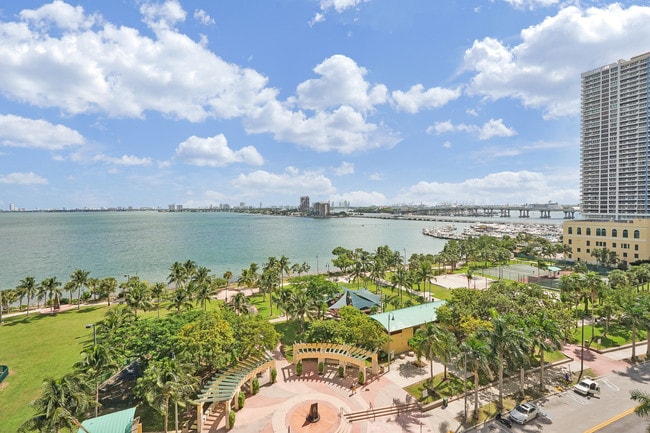 Building Photo - 1800 N Bayshore Dr