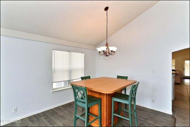 Building Photo - 10937 Northview Dr