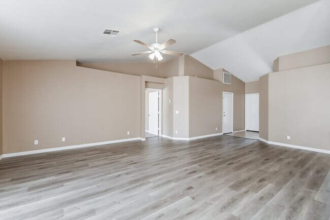 Building Photo - 527 N Bailey Cir