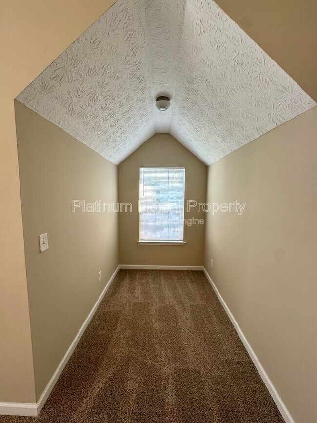 Building Photo - 525 Dot Dr