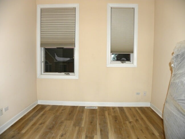 Building Photo - 57 Northfield Terrace