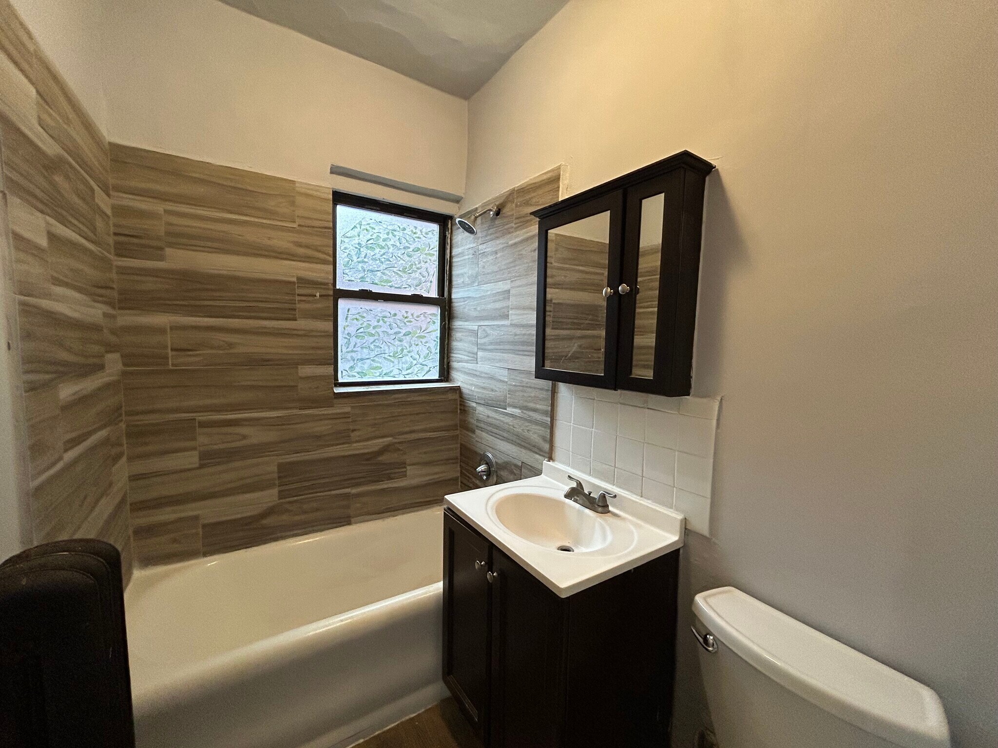 Building Photo - 6948 N Ashland Ave