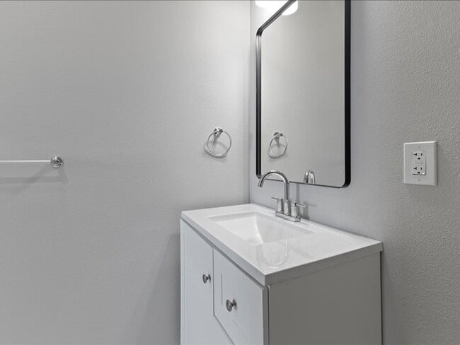 Building Photo - Newly Renovated Beaverton Home with Natura...