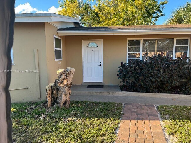 Building Photo - 1625 NW 9th Ave