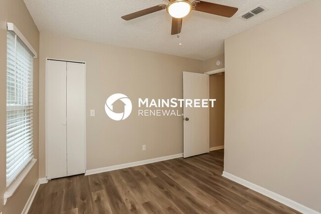 Building Photo - 3 Bedroom Pet-Friendly Home in Jacksonville, FL with Main Street Renewal