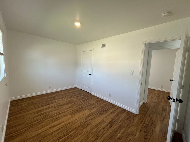 Building Photo - Freshly prepped 5BR in Simi w/downstairs b...