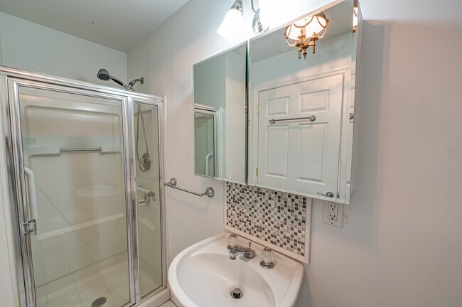 Building Photo - 1113 Savoy Dr