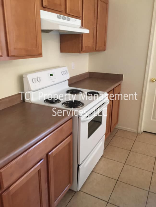 Building Photo - 3 bed/2 bath near Cardinal Stadium!