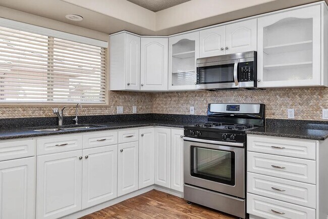 Building Photo - Spacious 3-Bedroom Home with Incredible Garage & Prime Location!