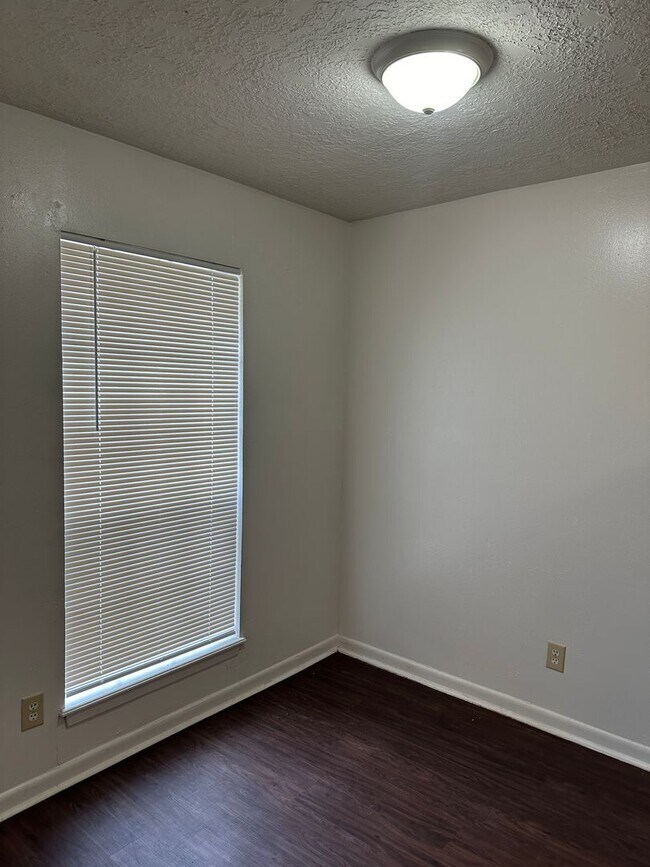 Building Photo - College Station - 2 bedroom - 1 bath - fenced in yard - WD connections