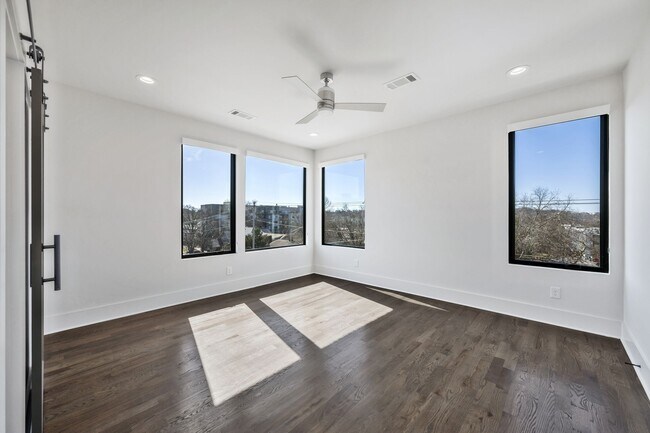 Building Photo - 1648 19th Ave S