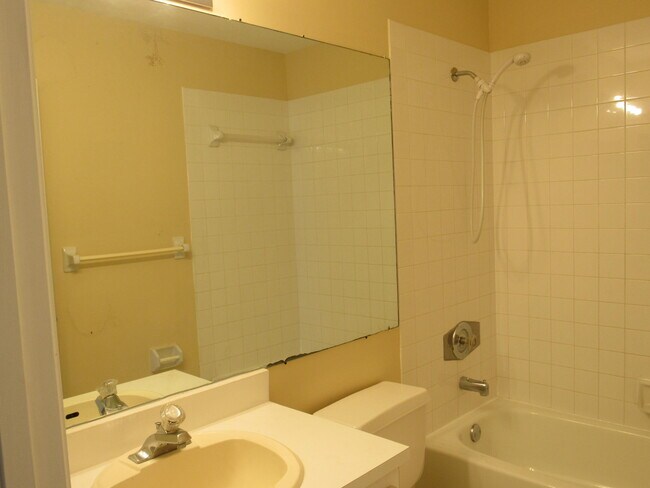 Building Photo - 904 Riverside Dr