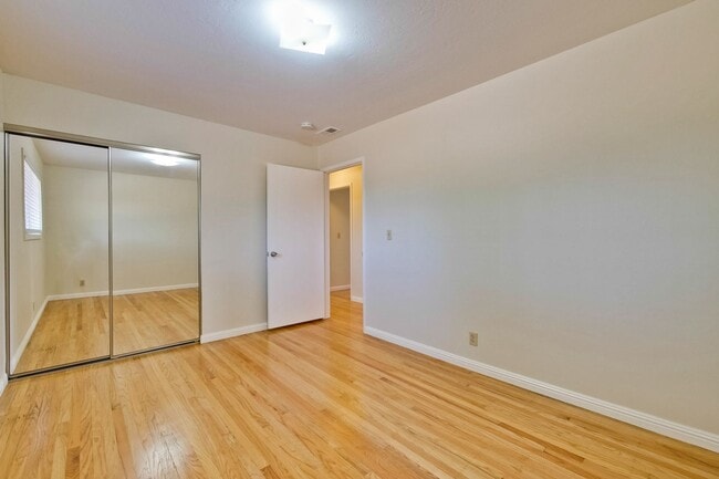 Building Photo - Beautiful Birdland Home on Quiet Cul-de-Sa...