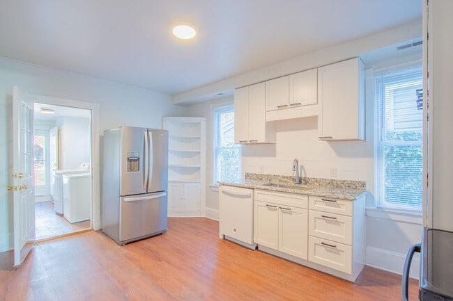 Building Photo - Wonderful Updated TownHouse in the Heart of Middletown - On Main St