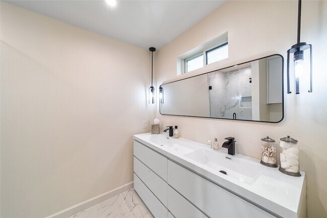 Building Photo - 5837 Clendenin Ave