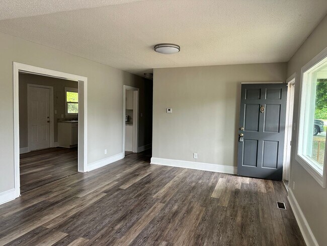 Building Photo - 810 W Country Club Dr