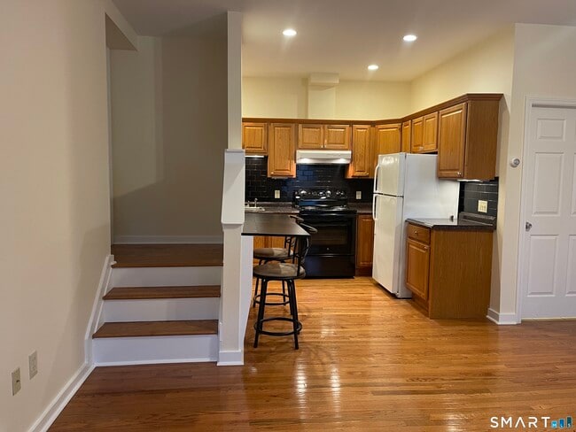 Building Photo - 80 Grassy Plain St