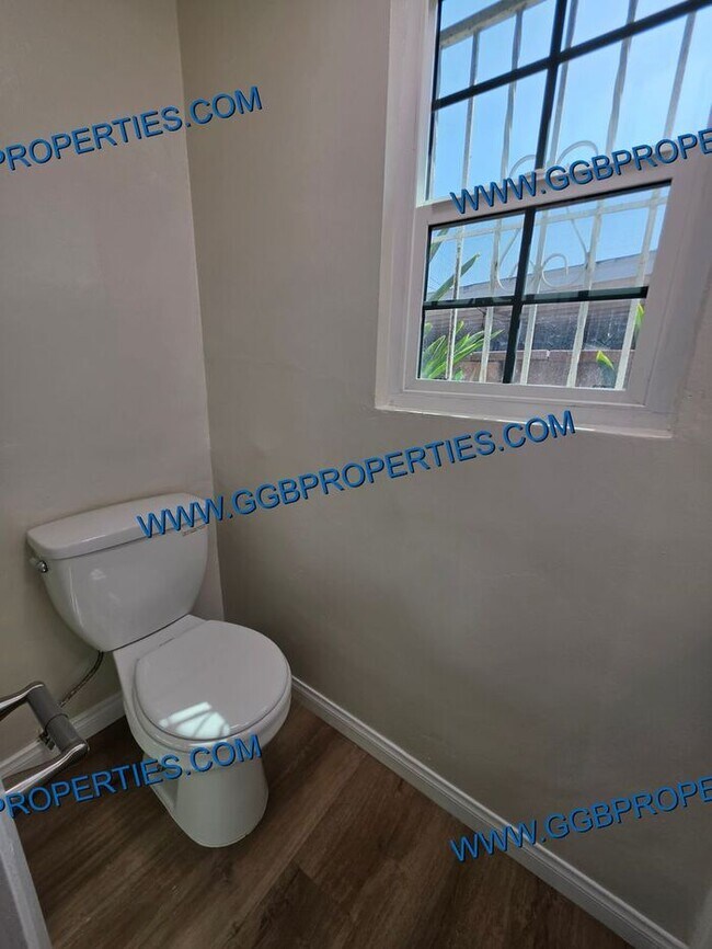 Building Photo - Gorgeous Turnkey 4 BD / 2.5 BA Home in Hawthorne