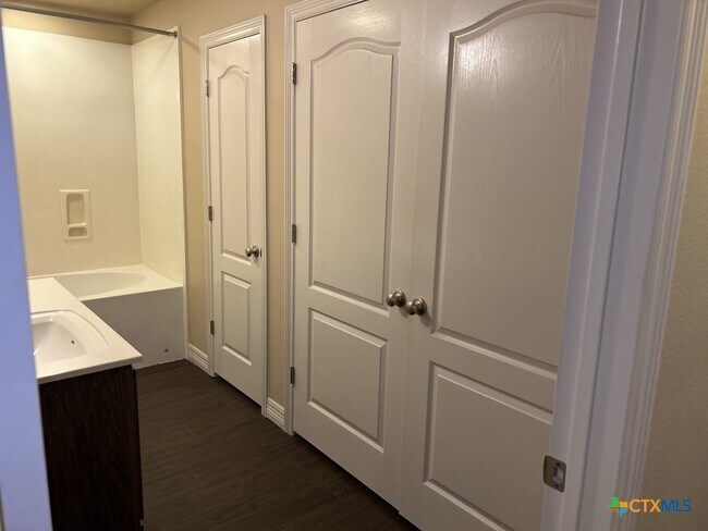 Building Photo - 2710 S Clear Creek Rd