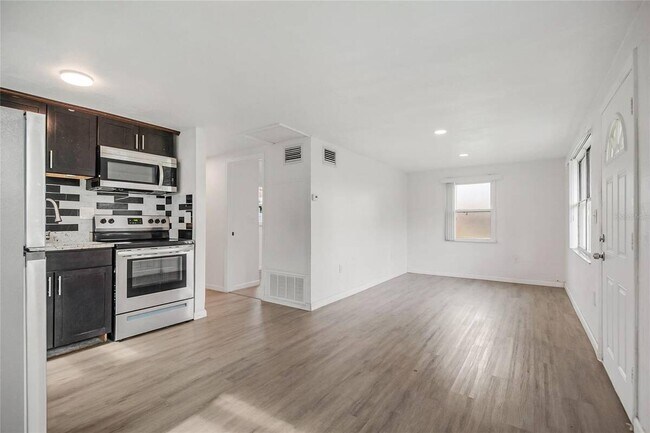 Building Photo - 723 24th St NW