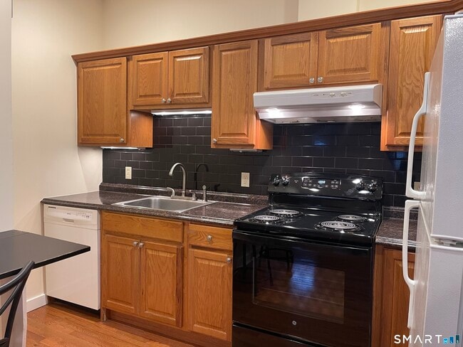 Building Photo - 80 Grassy Plain St