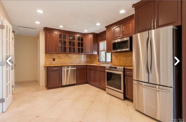 Building Photo - 171 Roslyn Rd