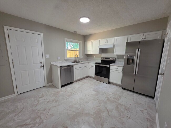 Building Photo - Move in Ready Townhouse l!