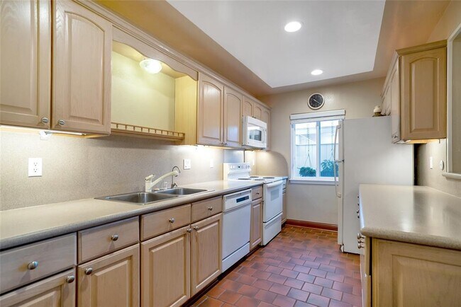 Building Photo - 5851 Doliver Dr