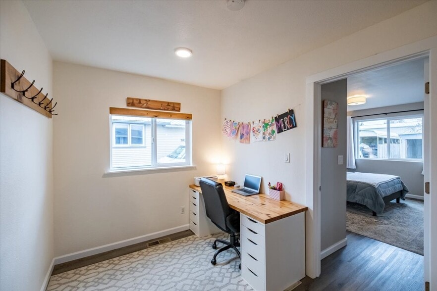 Building Photo - 365 S 15th St