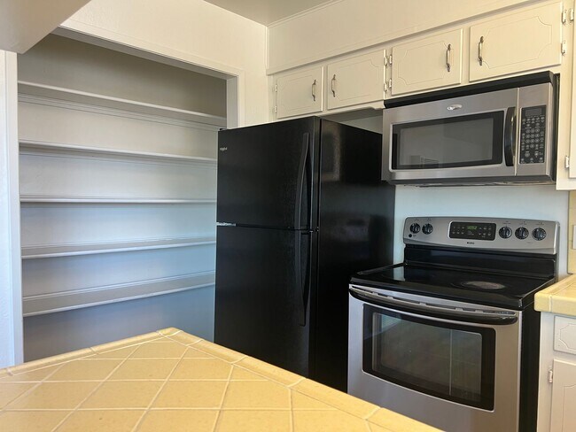 Building Photo - 2170 Seaview Ave