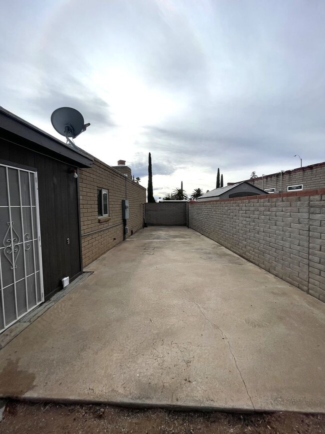 Building Photo - 4705 Pso Del Rico