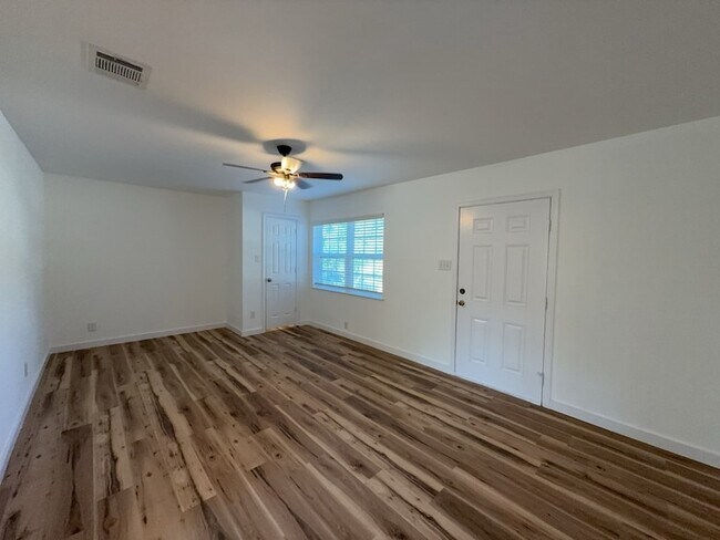 Building Photo - 1202 Valley View Dr