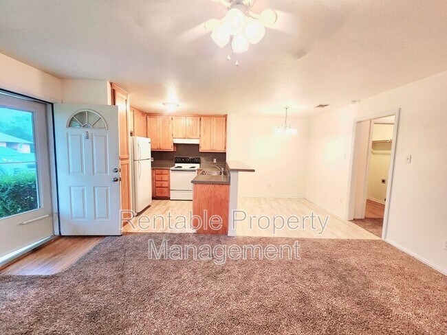 Building Photo - 1102 Turkey Creek Ct