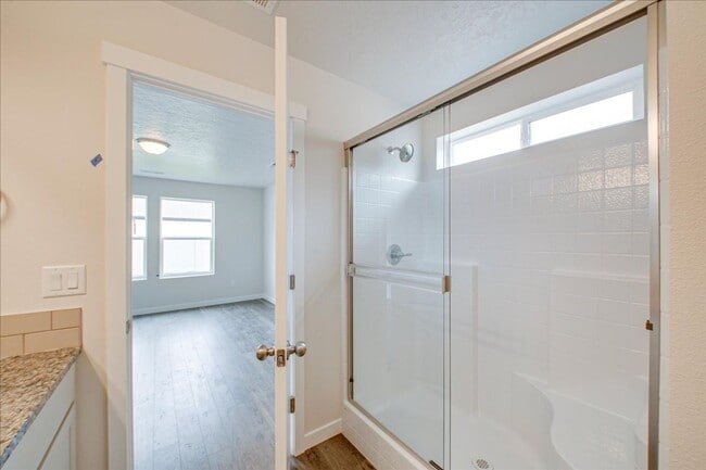 Building Photo - Beautiful 5 Bedroom Home in Nampa, Great L...