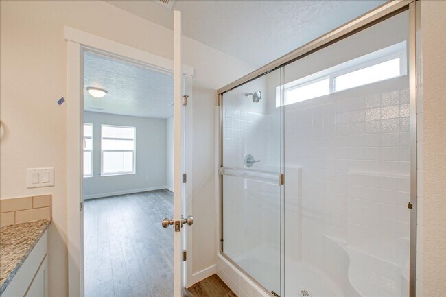 Building Photo - Beautiful 5 Bedroom Home in Nampa, Great Location!