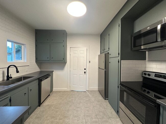 Building Photo - 1456 Magnolia Ave