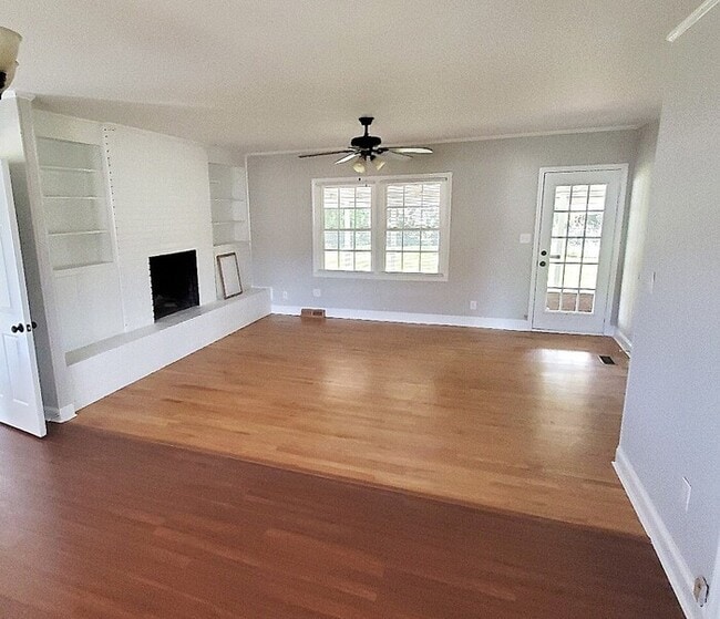 Building Photo - Charming Vintage Ranch, Den, Fireplace, Screened Porch