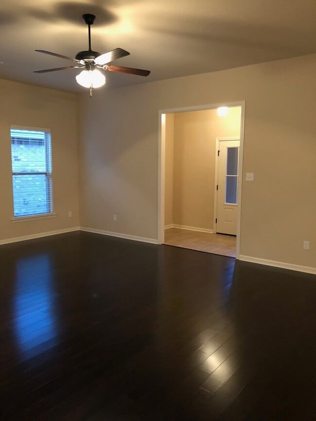 Building Photo - 3BD 2BA House in Hunters Trace Subdivision