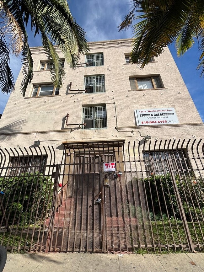 Building Photo - Must See!