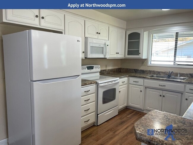 Building Photo - Charming 3 Bedroom 2 Bath Home in Very Nic...
