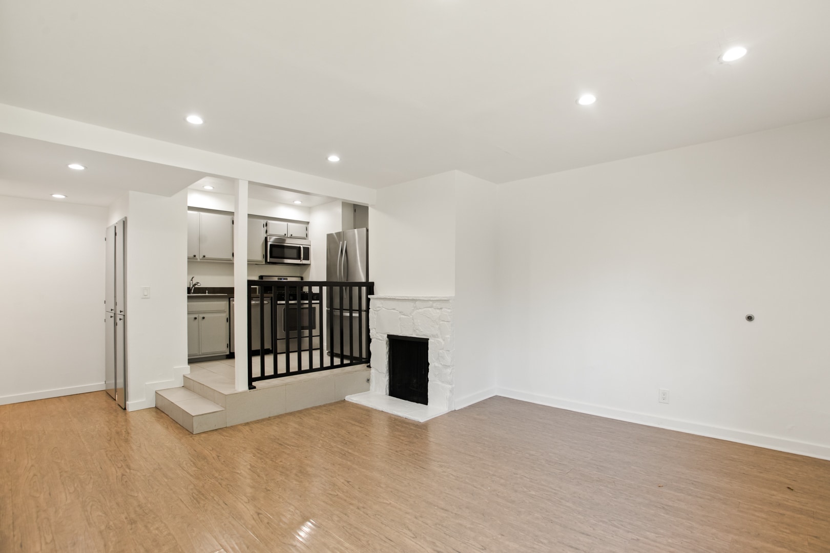 Building Photo - 9910 Robbins Dr