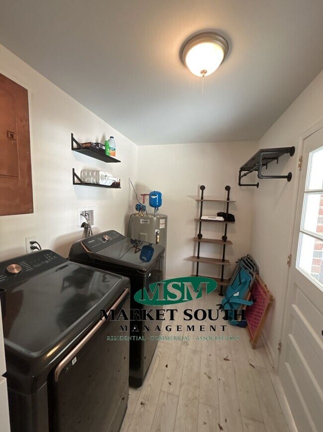 Building Photo - **APPLICATION PENDING!** Fully Furnished H...