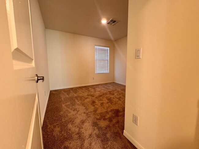 Building Photo - 3 Bed and 2.5 Bathrooms Home for Rent